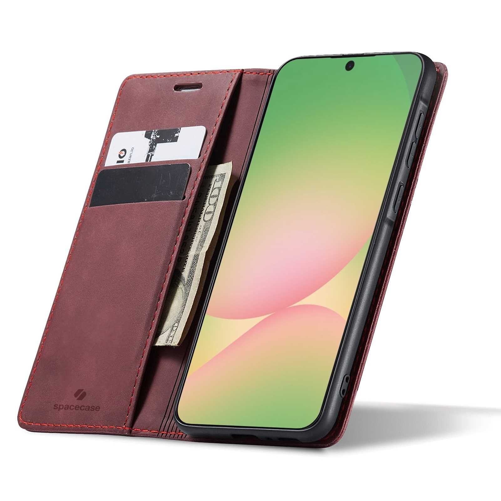 Czerwone etui z klapką na telefon, z miejscem na karty i banknoty. Na etui widoczne jest logo \'spacecase\'.