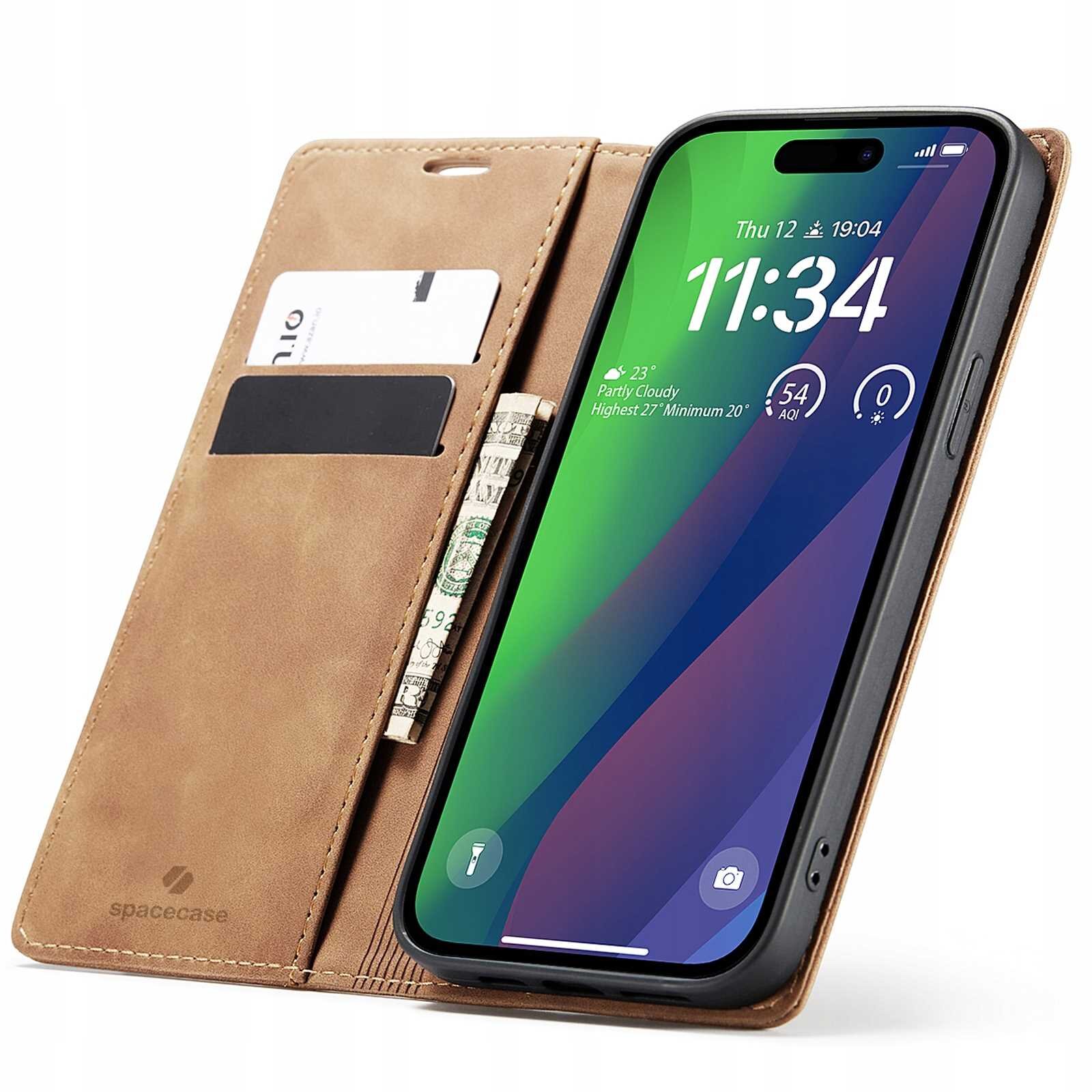 Brązowe etui z klapką na telefon, z miejscem na karty i banknoty, z widocznym logo \'spacecase\'. Telefon w etui wyświetla godzinę 11:34 oraz informacje o pogodzie i jakości powietrza.