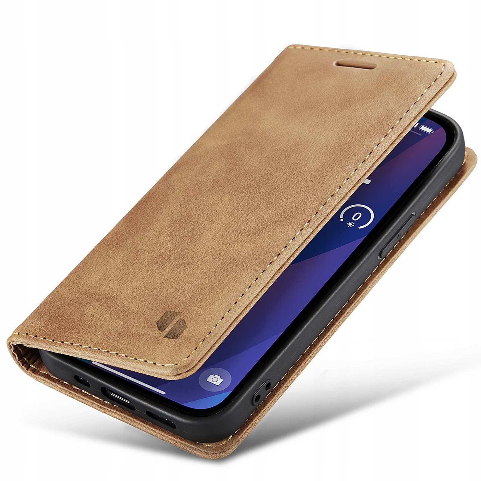Brązowe etui z klapką na smartfon, z widocznym logo producenta. Telefon jest częściowo widoczny wewnątrz etui.