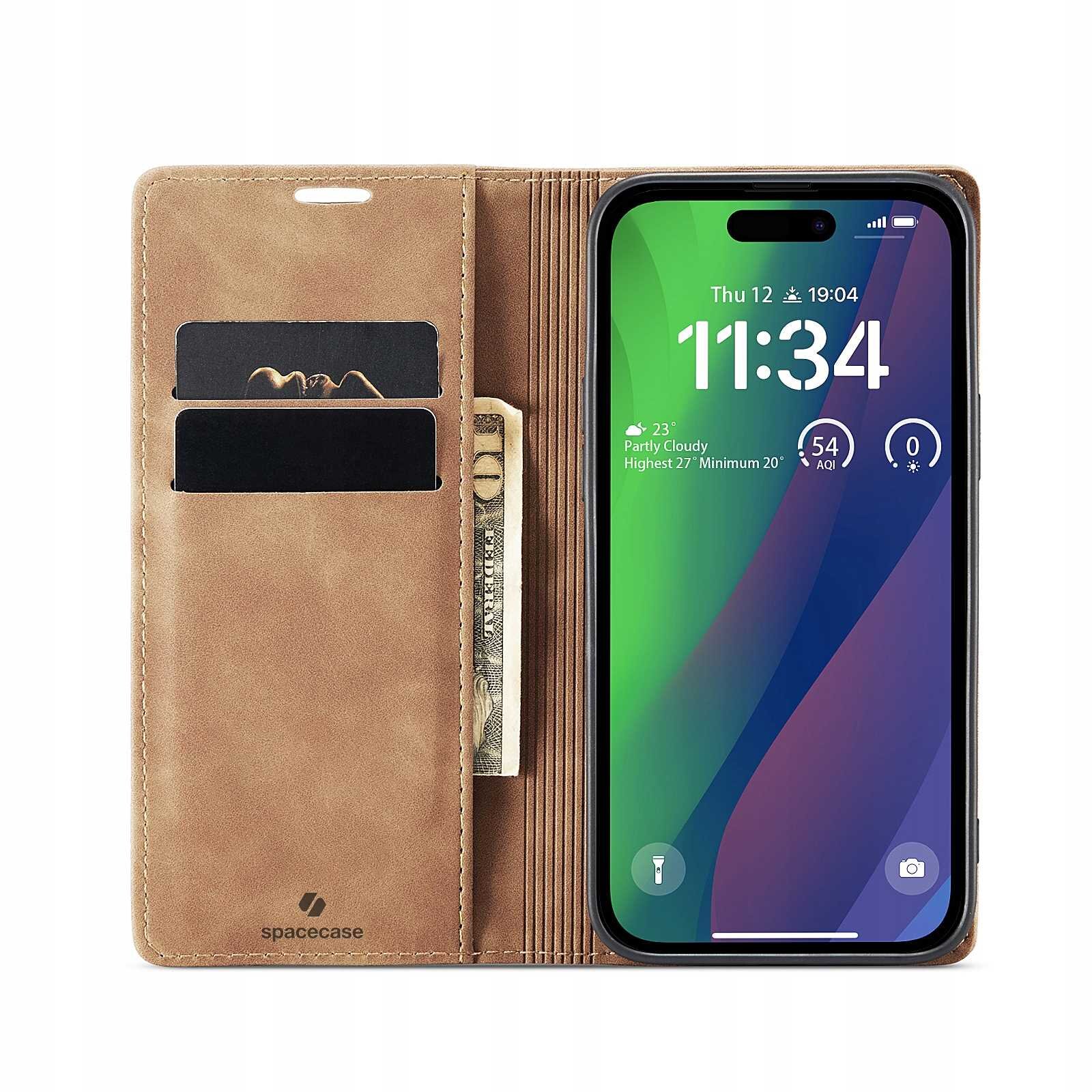 Brązowe etui z klapką SPACECASE Wallet do iPhone 15, z miejscem na karty i banknoty. Na ekranie telefonu widoczna jest godzina 11:34 oraz data Thu 12, 19:04.