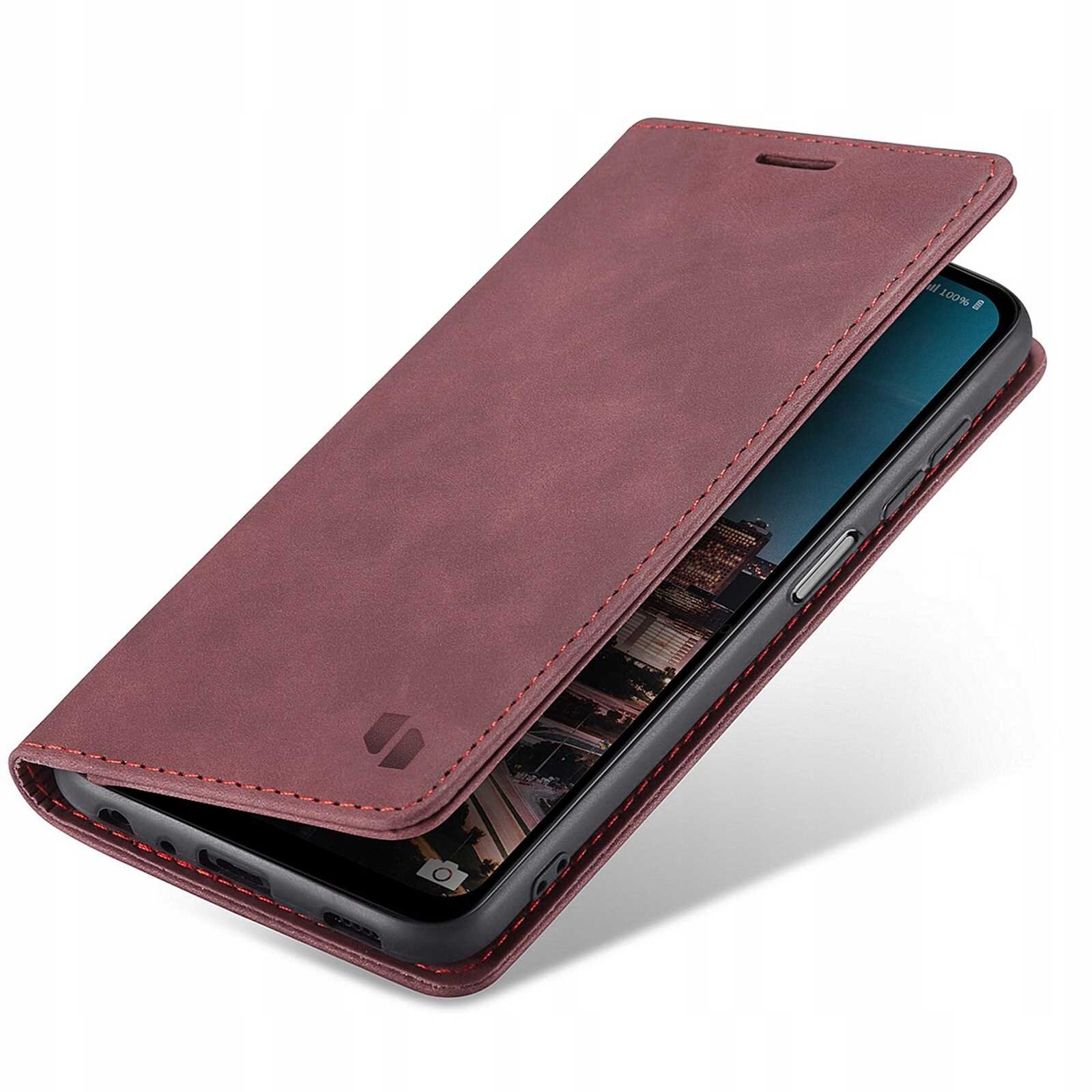 Czerwone etui z klapką na smartfon, z widocznym logo producenta na klapce. Telefon w etui wyświetla obraz miasta na ekranie.