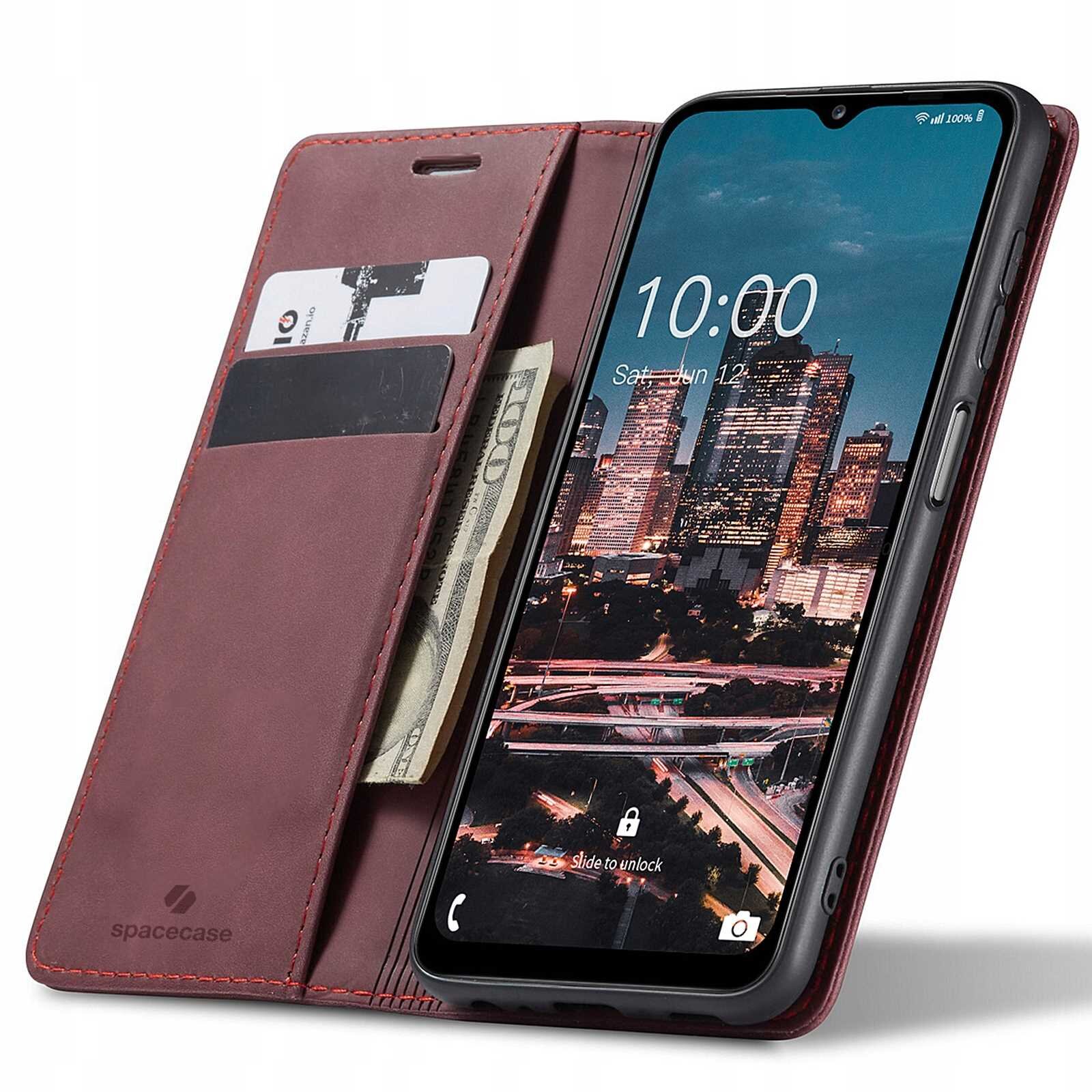 Czerwone etui z klapką na telefon, z miejscem na karty i banknoty, obok smartfona z wyświetlaczem pokazującym godzinę 10:00 i datę Sat, Jun 12. Na etui widoczne jest logo \'spacecase\'.