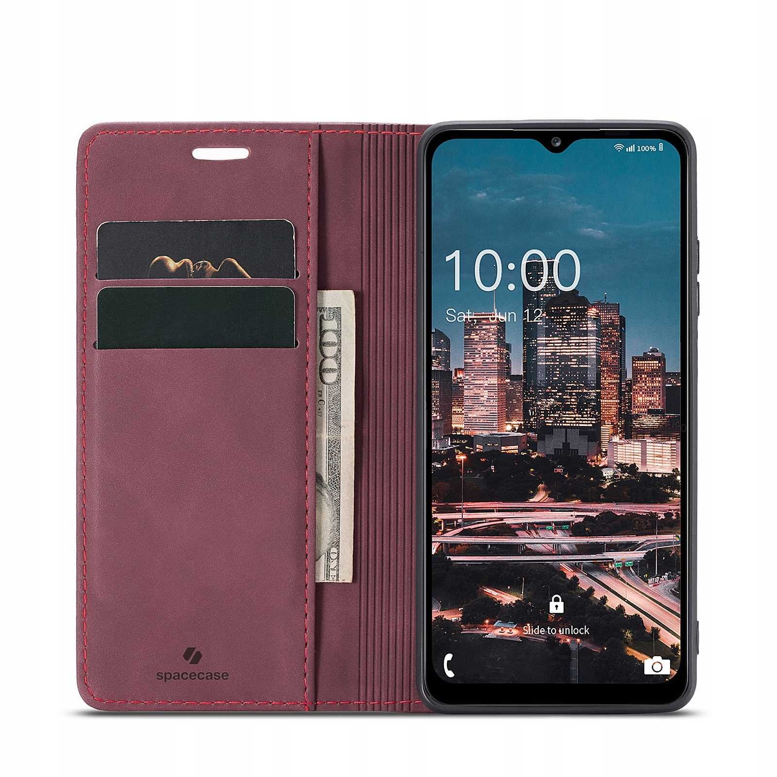 Etui z klapką w kolorze czerwonym z miejscem na karty i banknoty, obok smartfon z wyświetlaczem pokazującym godzinę 10:00 i tło z widokiem na miasto. Na etui widoczne jest logo \'spacecase\'.