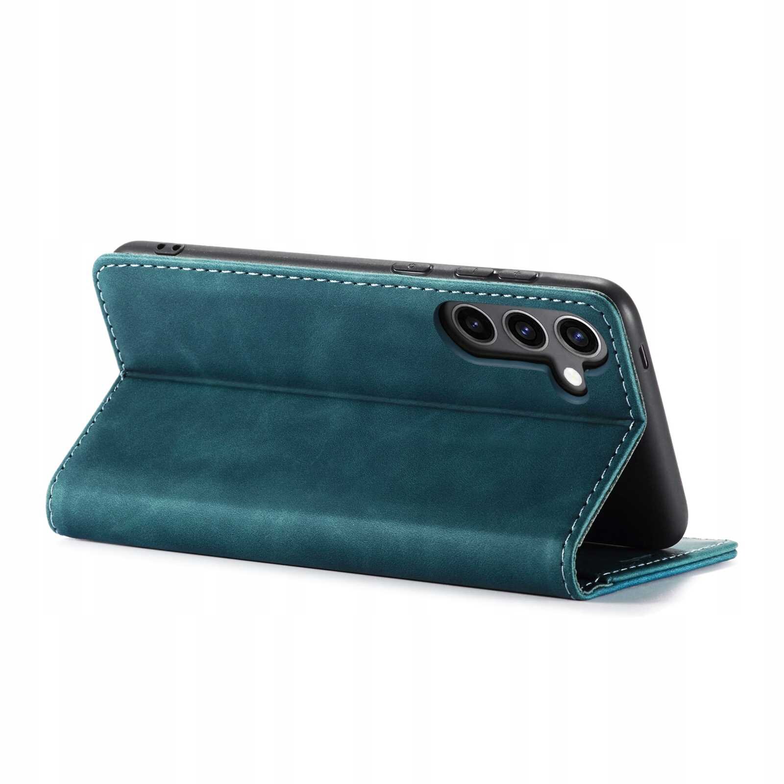 Niebieskie etui z klapką ustawione w pozycji stojącej, z widocznymi trzema otworami na aparaty telefonu. Etui ma wyraźne przeszycia na krawędziach.