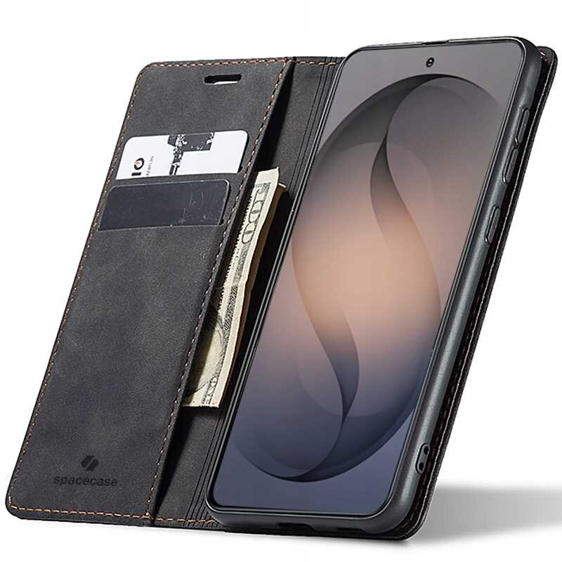 Czarne etui z klapką na telefon, z miejscem na karty i banknoty. Widoczne logo \'spacecase\' na dolnej części klapki.