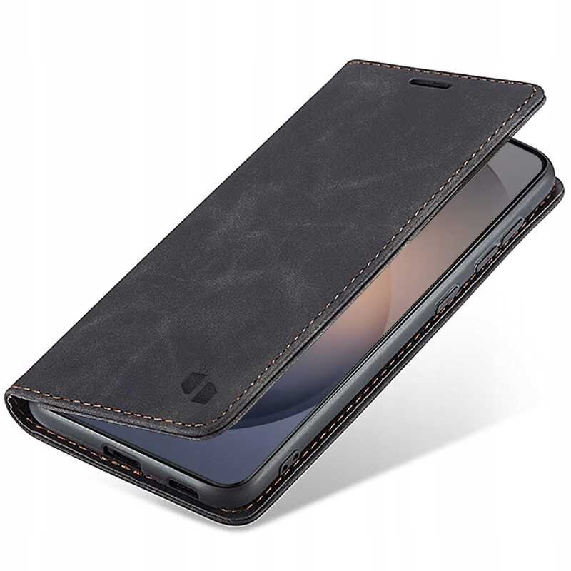 Czarne etui z klapką na smartfon, z widocznymi przeszyciami na krawędziach. Na klapce znajduje się subtelne logo producenta.
