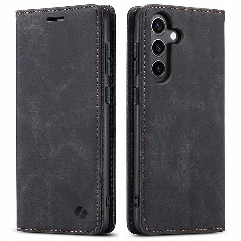 Czarne etui z klapką na telefon z trzema widocznymi aparatami i logo producenta w dolnym rogu. Etui ma teksturę przypominającą skórę i widoczne przeszycia na krawędziach.
