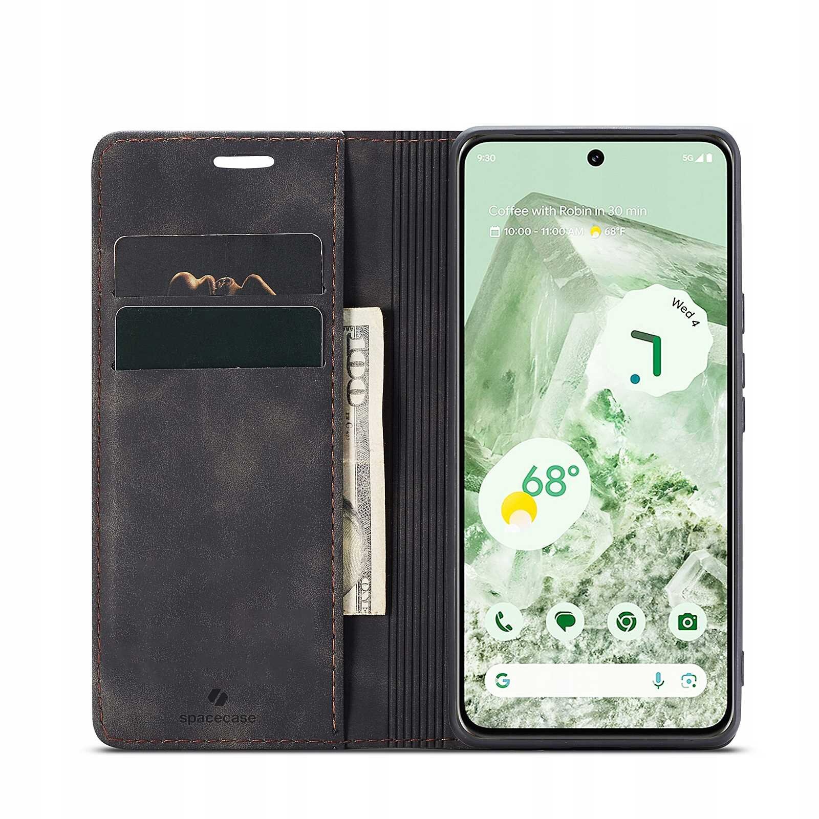 Etui z klapką w kolorze czarnym z miejscem na karty i banknoty, obok znajduje się telefon z wyświetlaczem pokazującym ekran główny. Na etui widoczne jest logo \'spacecase\'.