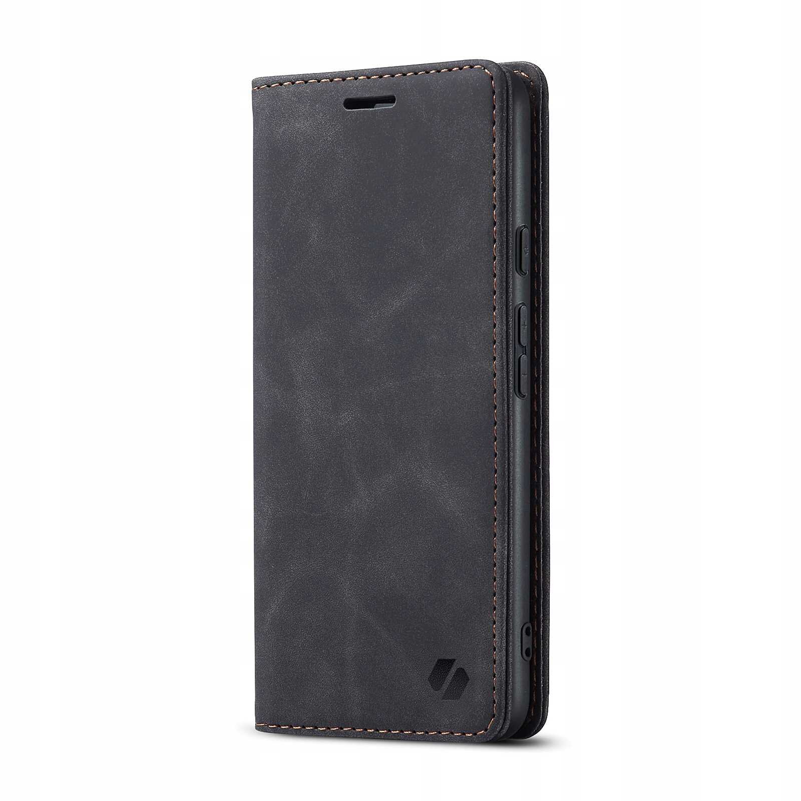Czarne etui z klapką do telefonu, wykonane z materiału imitującego skórę, z widocznym logo producenta w dolnym rogu. Etui posiada wycięcia na przyciski i porty urządzenia.