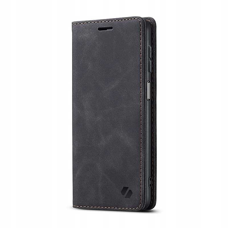 Czarne etui z klapką do telefonu, wykonane z materiału imitującego skórę, z widocznym logo producenta w dolnym rogu. Etui posiada wycięcia na przyciski i porty urządzenia.
