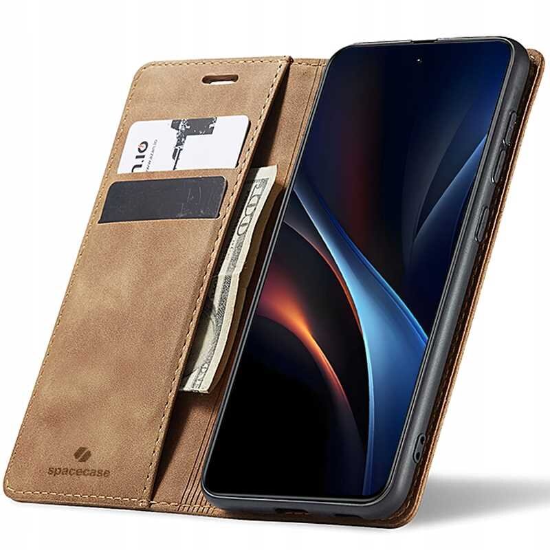 Brązowe etui z klapką na telefon, z miejscem na karty i banknoty. Widoczne logo \'spacecase\' na dolnej części etui.