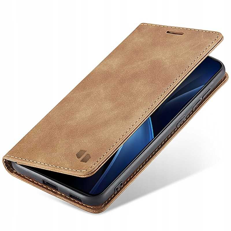 Brązowe etui z klapką na smartfon, wykonane z materiału przypominającego skórę, z widocznym logo producenta. Telefon jest częściowo widoczny wewnątrz etui.