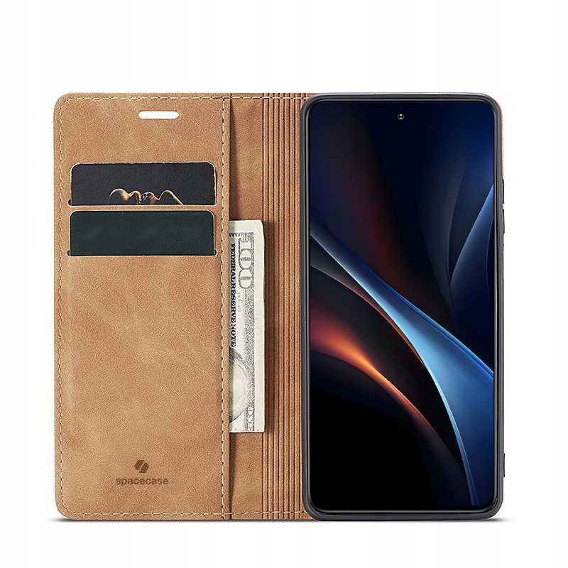 Brązowe etui z klapką, z miejscem na karty i banknoty, obok którego znajduje się smartfon z wyświetlaczem. Na etui widoczne jest logo \'spacecase\'.