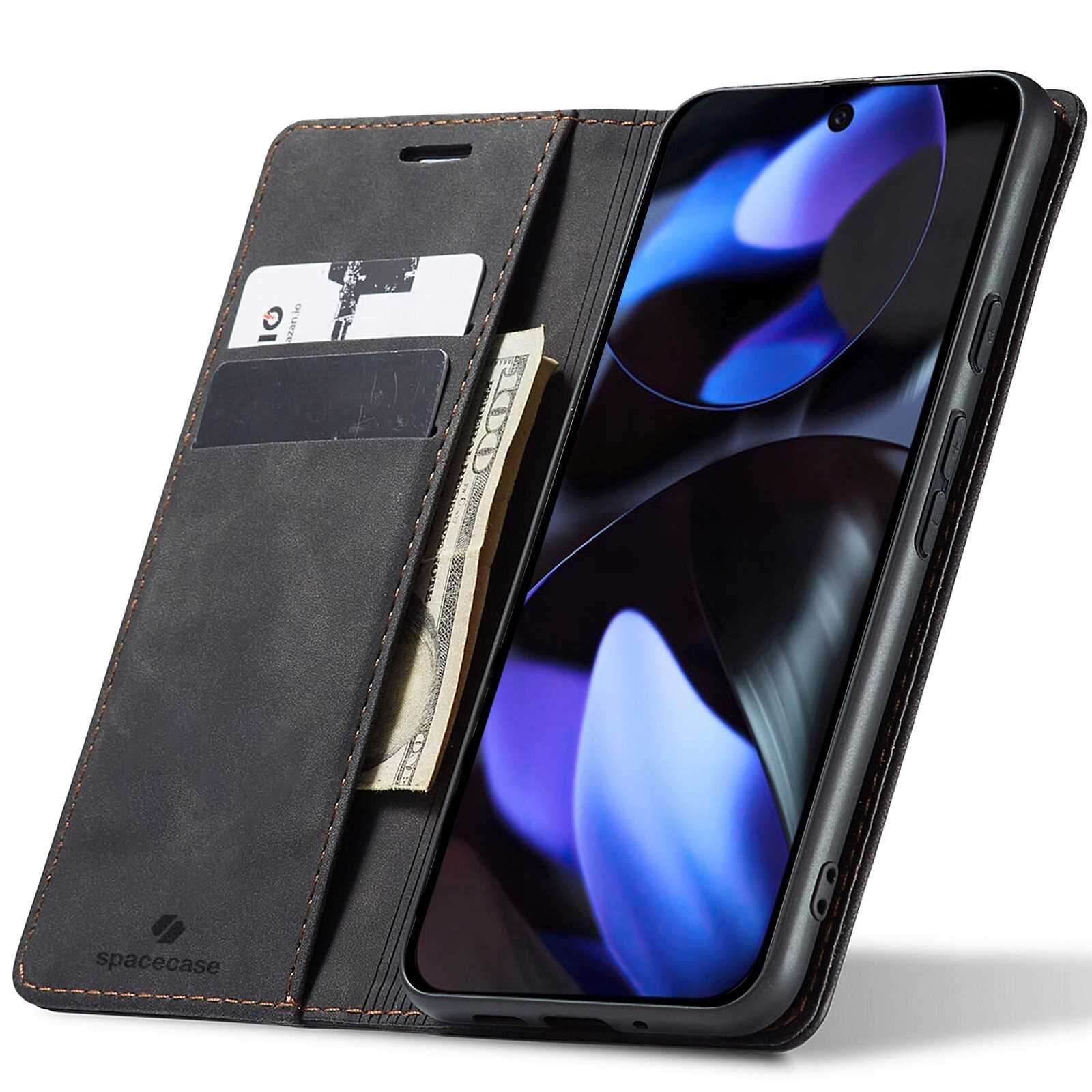 Czarne etui z klapką na telefon, z miejscem na karty i banknoty. Na klapce widoczne jest logo \'spacecase\'.