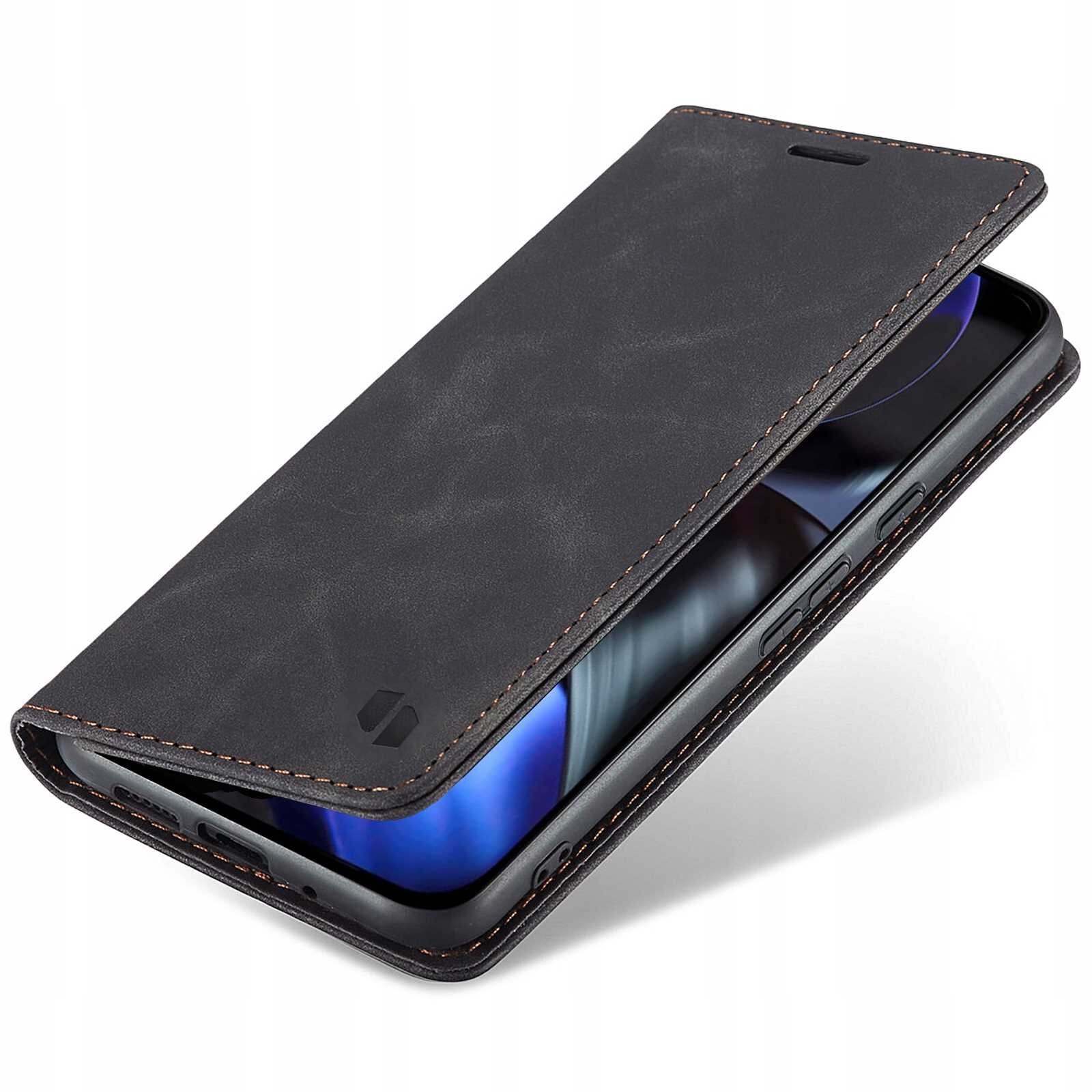 Czarne etui z klapką na telefon, z widocznymi przeszyciami i logo producenta. Telefon częściowo wsunięty w etui, z widocznymi przyciskami bocznymi.