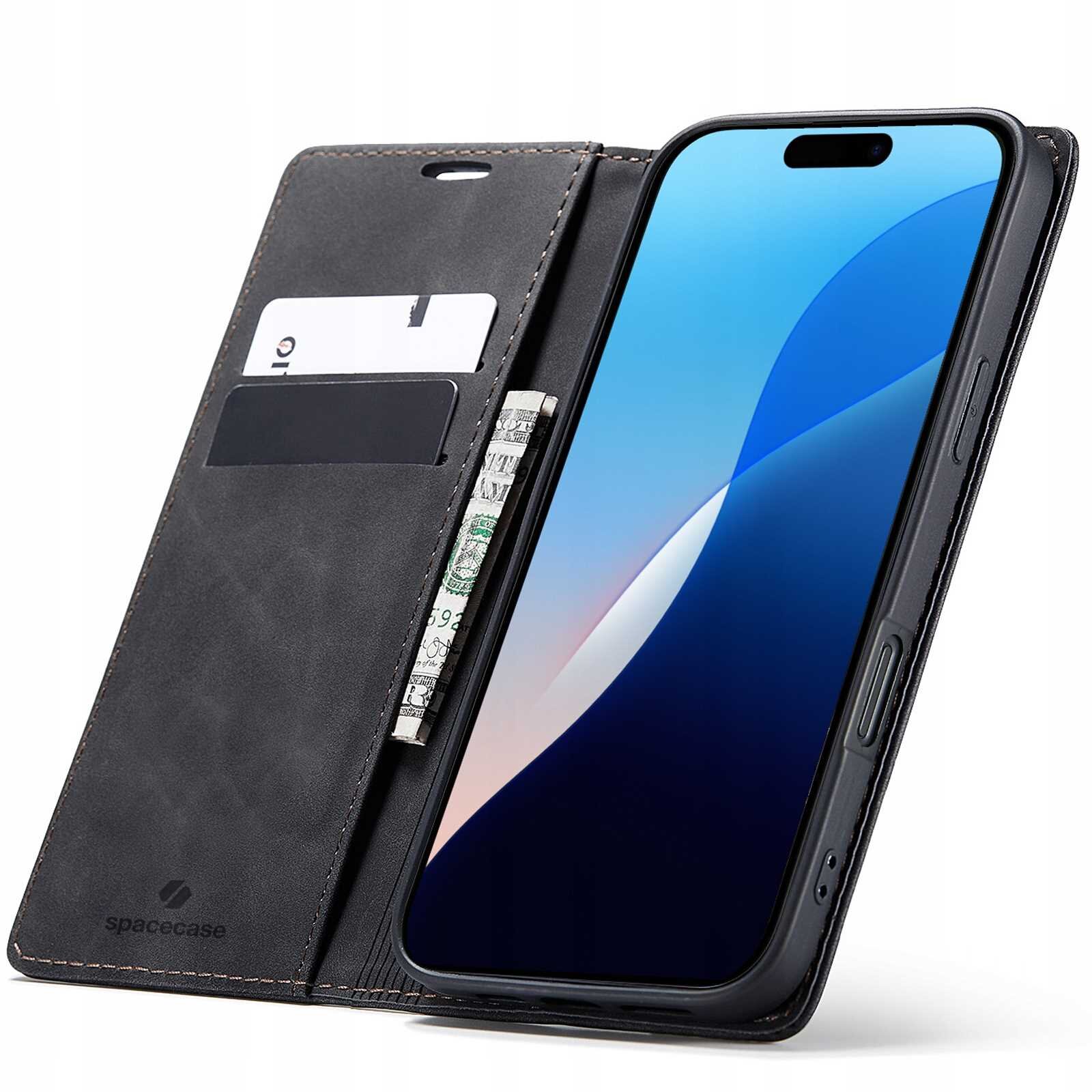 Etui z klapką w kolorze czarnym, z miejscem na karty i banknoty, obok smartfona z wyświetlaczem. Na etui widoczne jest logo \'spacecase\'.