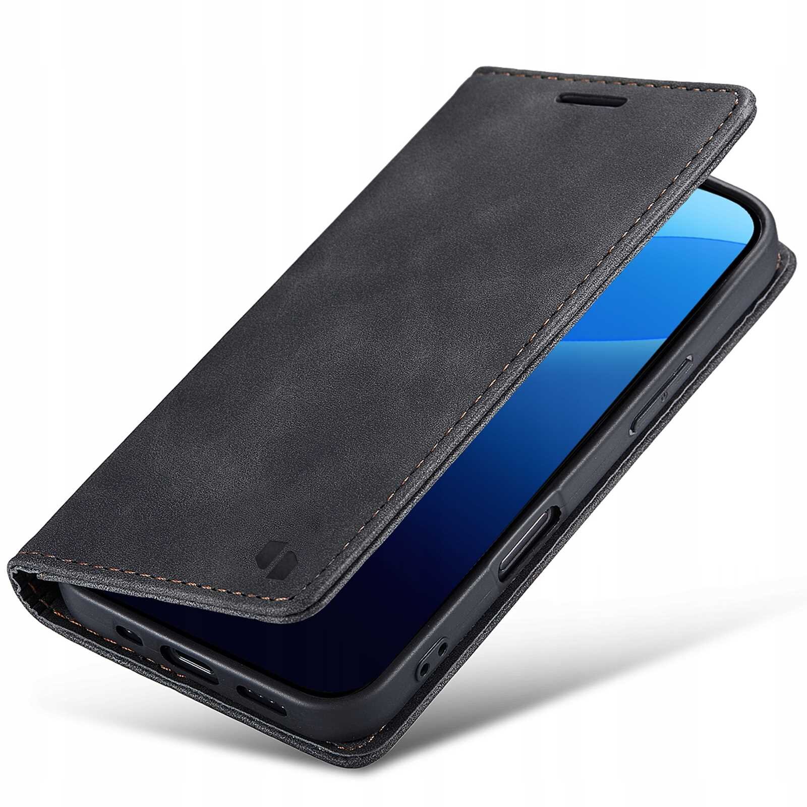 Czarne etui z klapką na smartfon, wykonane z materiału przypominającego skórę, z widocznymi przeszyciami. Na etui znajduje się niewielkie logo producenta.