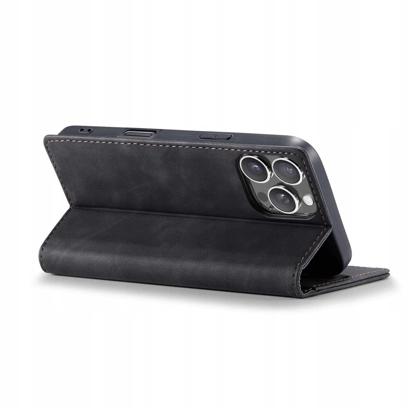 Czarne etui z klapką ustawione w pozycji stojącej, z widocznymi wycięciami na aparat i porty telefonu. Etui ma eleganckie przeszycia na krawędziach.