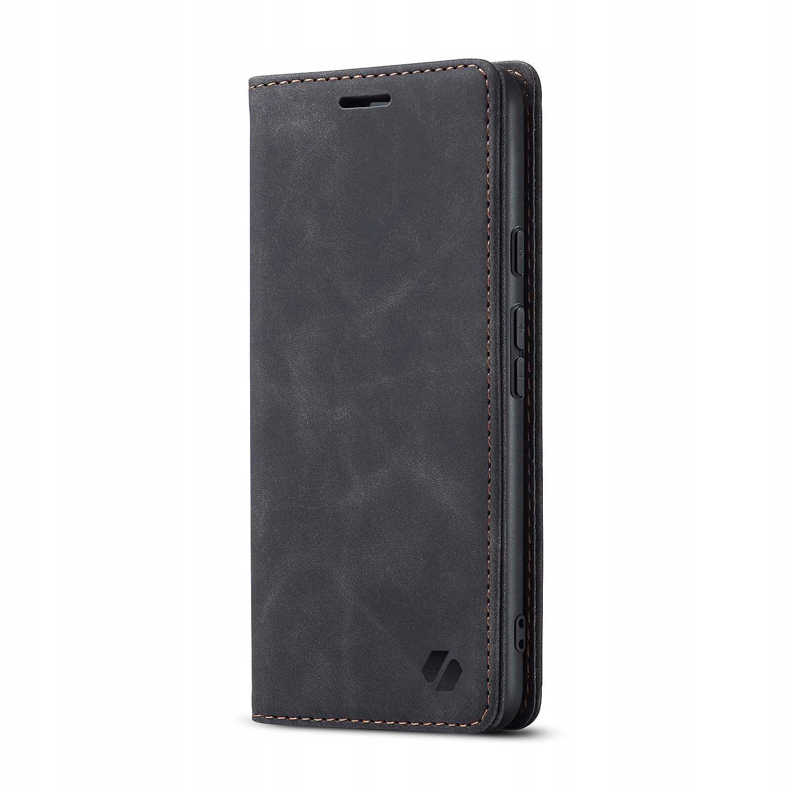 Czarne etui z klapką do telefonu, wykonane z materiału imitującego skórę, z widocznym logo producenta w dolnym rogu. Etui posiada wycięcia na przyciski i porty urządzenia.
