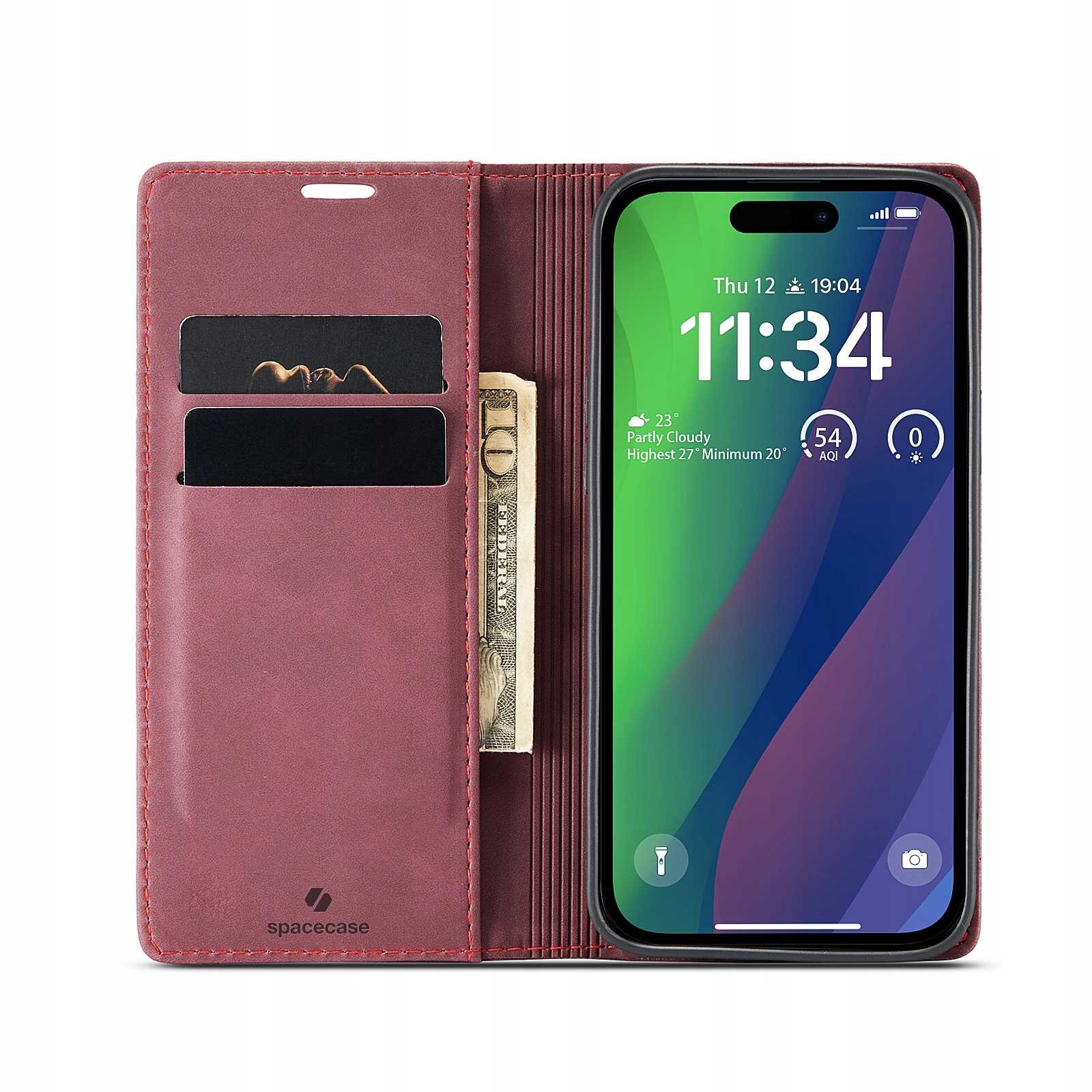 Czerwone etui z klapką na telefon, z miejscem na karty i banknoty, obok którego znajduje się telefon z wyświetlaczem pokazującym godzinę 11:34 i datę Thu 12. Na etui widoczne jest logo \'spacecase\'.