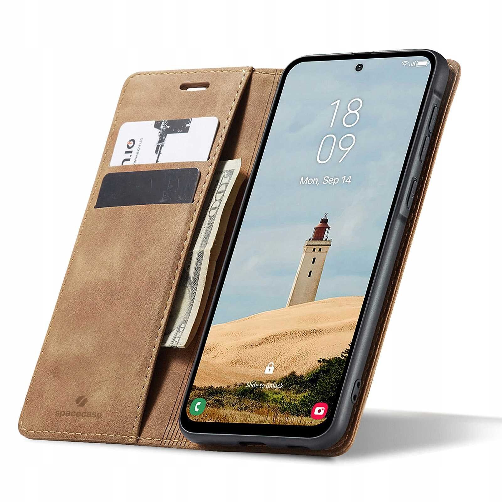 Brązowe etui z klapką SPACECASE Wallet do Galaxy A56, z miejscem na karty i banknoty. Na ekranie telefonu widoczny jest obraz latarni morskiej oraz data i godzina: \'18:09 Mon, Sep 14\'.