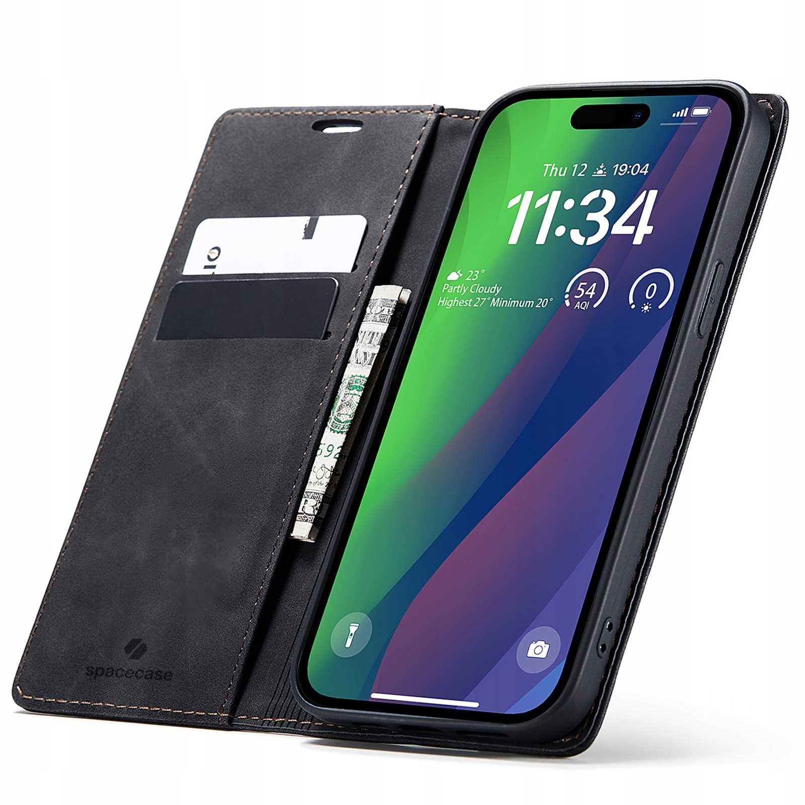 Czarne etui z klapką na telefon, z miejscem na karty i banknoty, obok którego znajduje się smartfon z wyświetlaczem pokazującym godzinę 11:34 i datę Thu 12. spacecase logo widoczne na etui.
