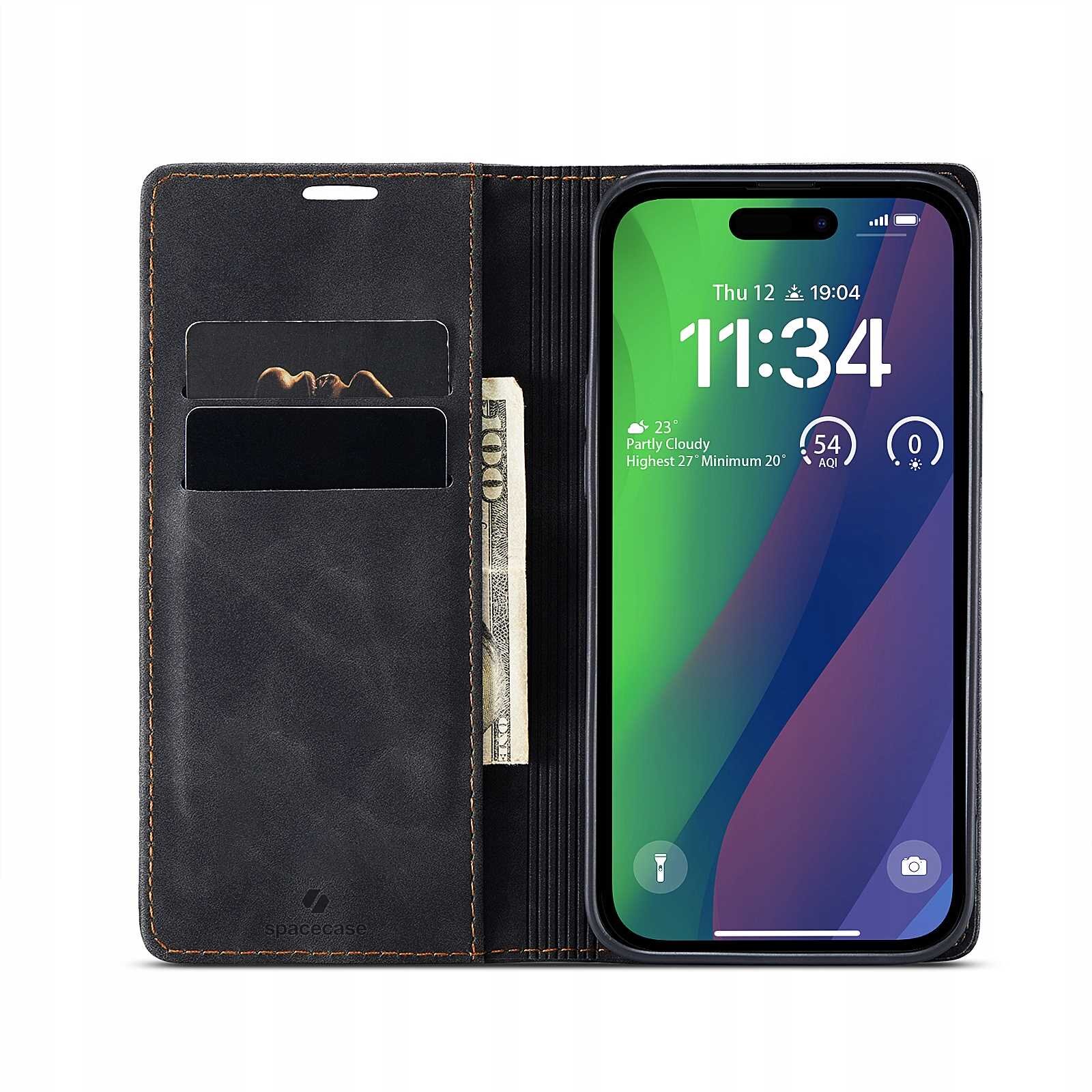 Czarne etui z klapką na telefon, z miejscem na karty i banknoty, obok którego znajduje się telefon z wyświetlaczem pokazującym godzinę 11:34 i datę Thu 12. Na etui widoczne jest logo \'spacecase\'.