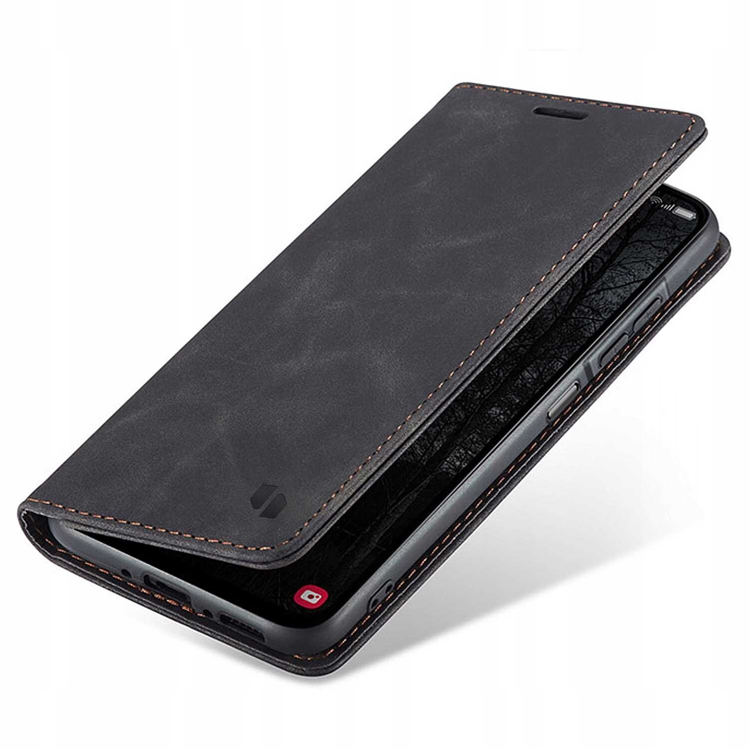 Czarne etui z klapką na telefon, z widocznymi przeszyciami na krawędziach. Wewnątrz znajduje się telefon z widocznymi przyciskami bocznymi.