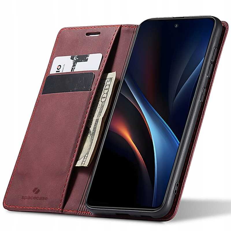 Czerwone etui z klapką na telefon, z miejscem na karty i banknoty. Widoczne logo \'spacecase\' w dolnym rogu.