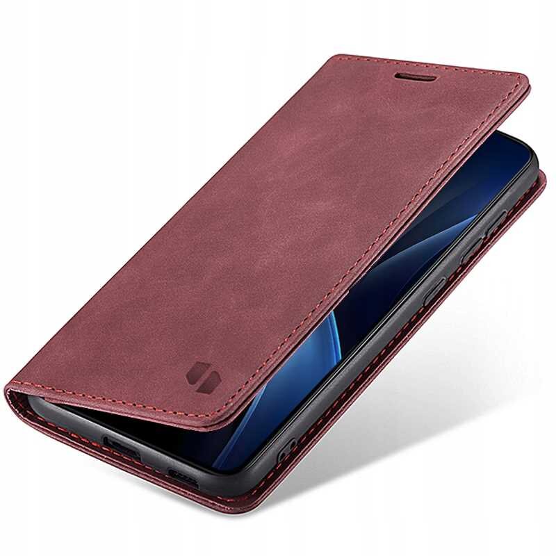 Czerwone etui z klapką na smartfon, wykonane z materiału przypominającego skórę, z widocznym logo producenta. Etui jest otwarte, ukazując ekran telefonu wewnątrz.