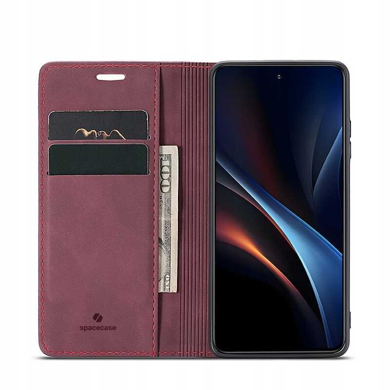 Etui z klapką w kolorze czerwonym z miejscem na karty i banknoty, obok którego znajduje się smartfon z wyświetlaczem. Na etui widoczne jest logo \'spacecase\'.