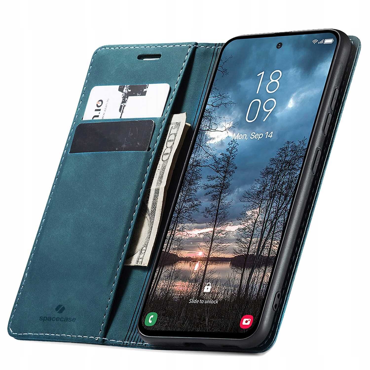 Etui z klapką w kolorze niebieskim z miejscem na karty i banknoty, obok znajduje się telefon z wyświetlaczem pokazującym godzinę 18:09 i datę Mon, Sep 14. Na etui widoczne jest logo \'spacecase\'.