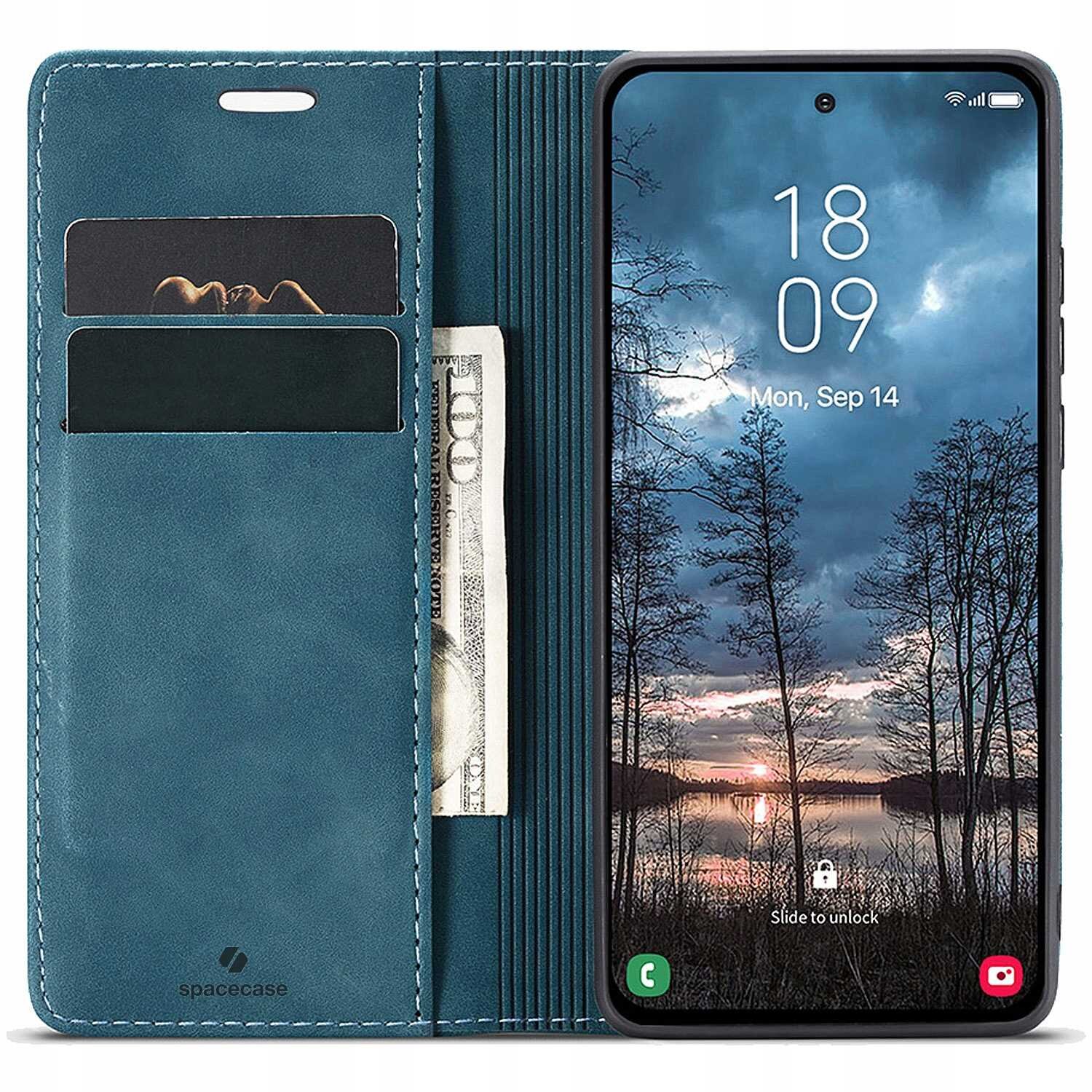Etui z klapką w kolorze niebieskim z miejscem na karty i banknoty, obok smartfon z wyświetlaczem pokazującym godzinę 18:09 i datę Mon, Sep 14. Na ekranie widoczny jest krajobraz z drzewami i zachodzącym słońcem, a na etui znajduje się logo \'spacecase\'.