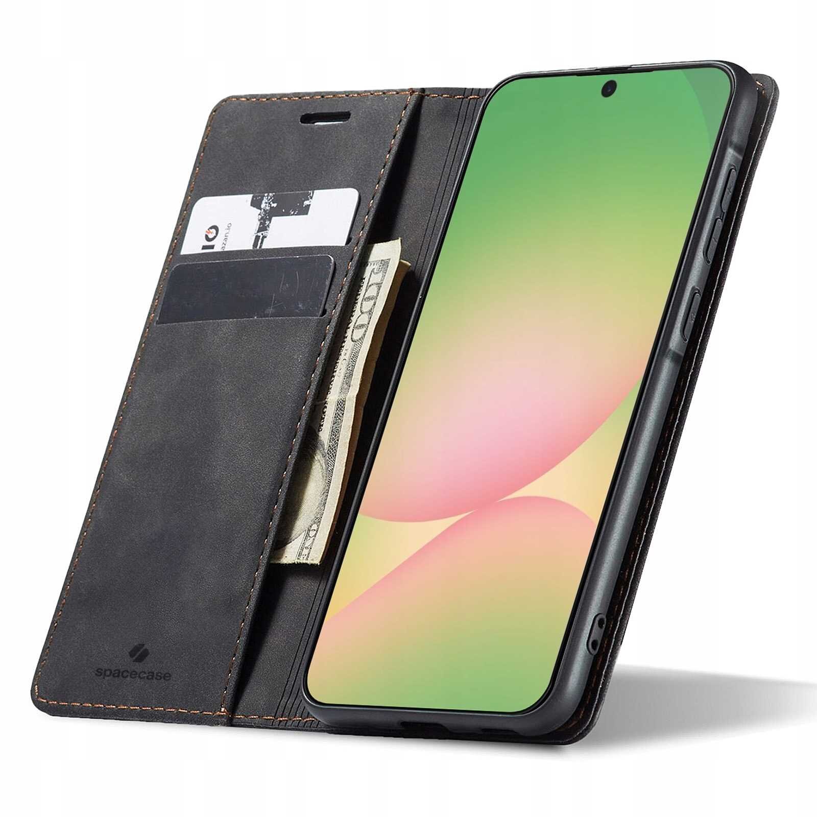 Czarne etui z klapką na telefon, z miejscem na karty i banknoty. Widoczne logo \'spacecase\' na klapce.