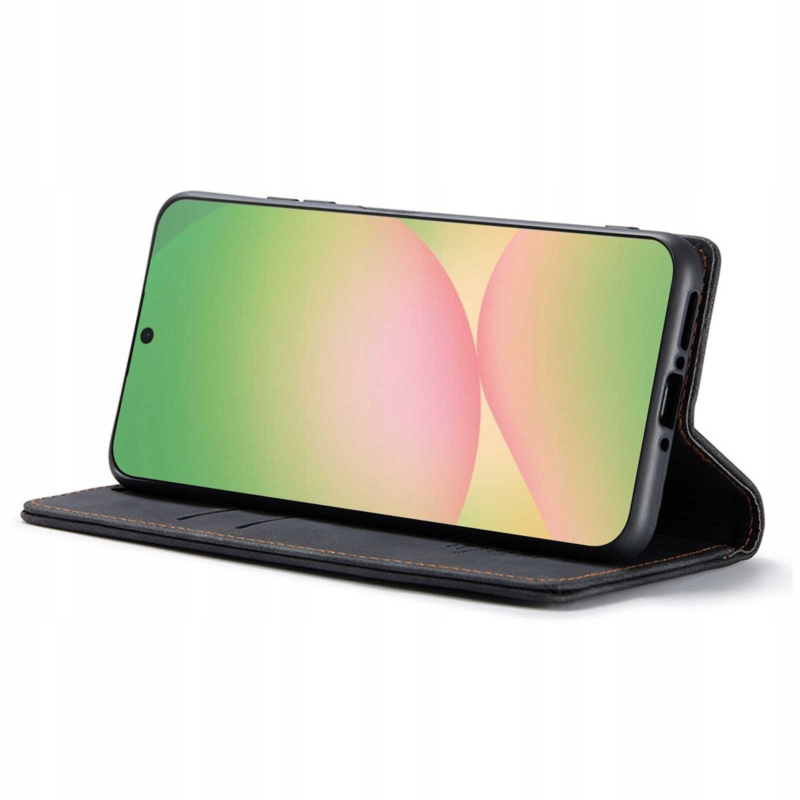 Telefon w czarnym etui z klapką ustawiony w pozycji poziomej, wyświetlający kolorowy ekran. Etui ma widoczne przeszycia i kieszonki na karty.