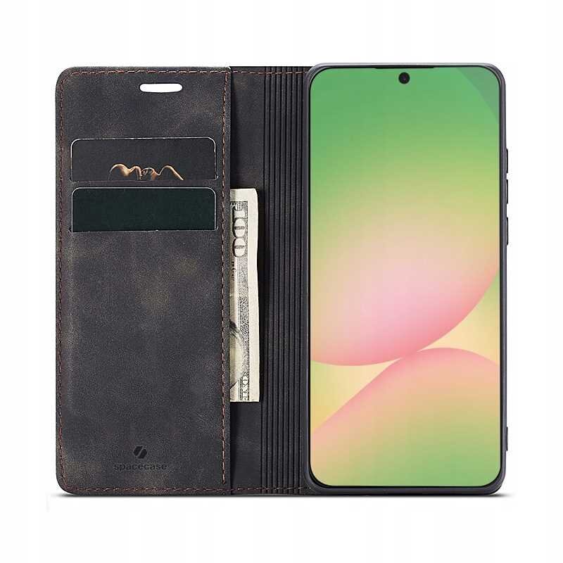 Etui z klapką w kolorze czarnym, z miejscem na karty i banknoty, obok smartfon z wyświetlaczem. Na etui widoczne jest logo \'spacecase\'.