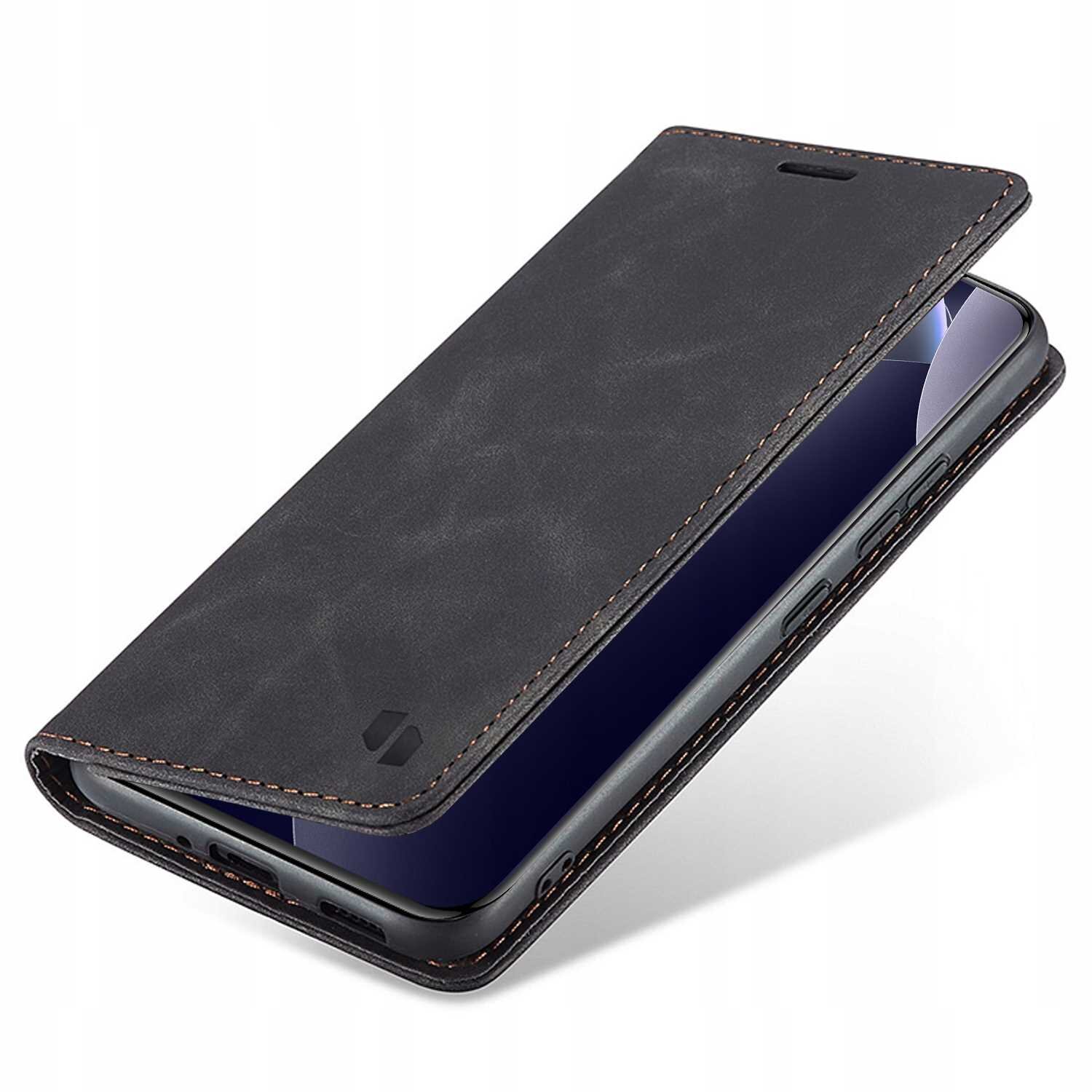Czarne etui z klapką na smartfon, z widocznymi przeszyciami na krawędziach. Etui jest zamknięte, a na jego powierzchni znajduje się niewielkie logo.