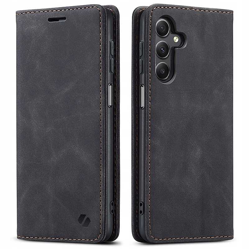 Czarne etui z klapką do telefonu, z widocznymi przyciskami bocznymi i otworami na aparat. Na etui znajduje się logo w dolnym rogu.