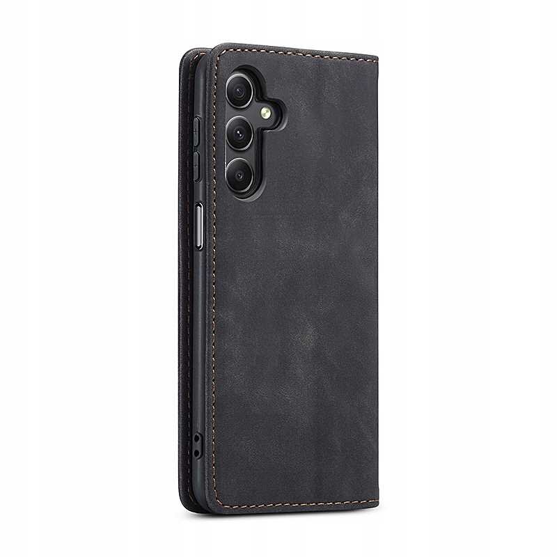 Czarne etui z klapką na telefon z widocznymi trzema otworami na aparaty i jednym na lampę błyskową. Etui ma widoczne przeszycia na krawędziach.