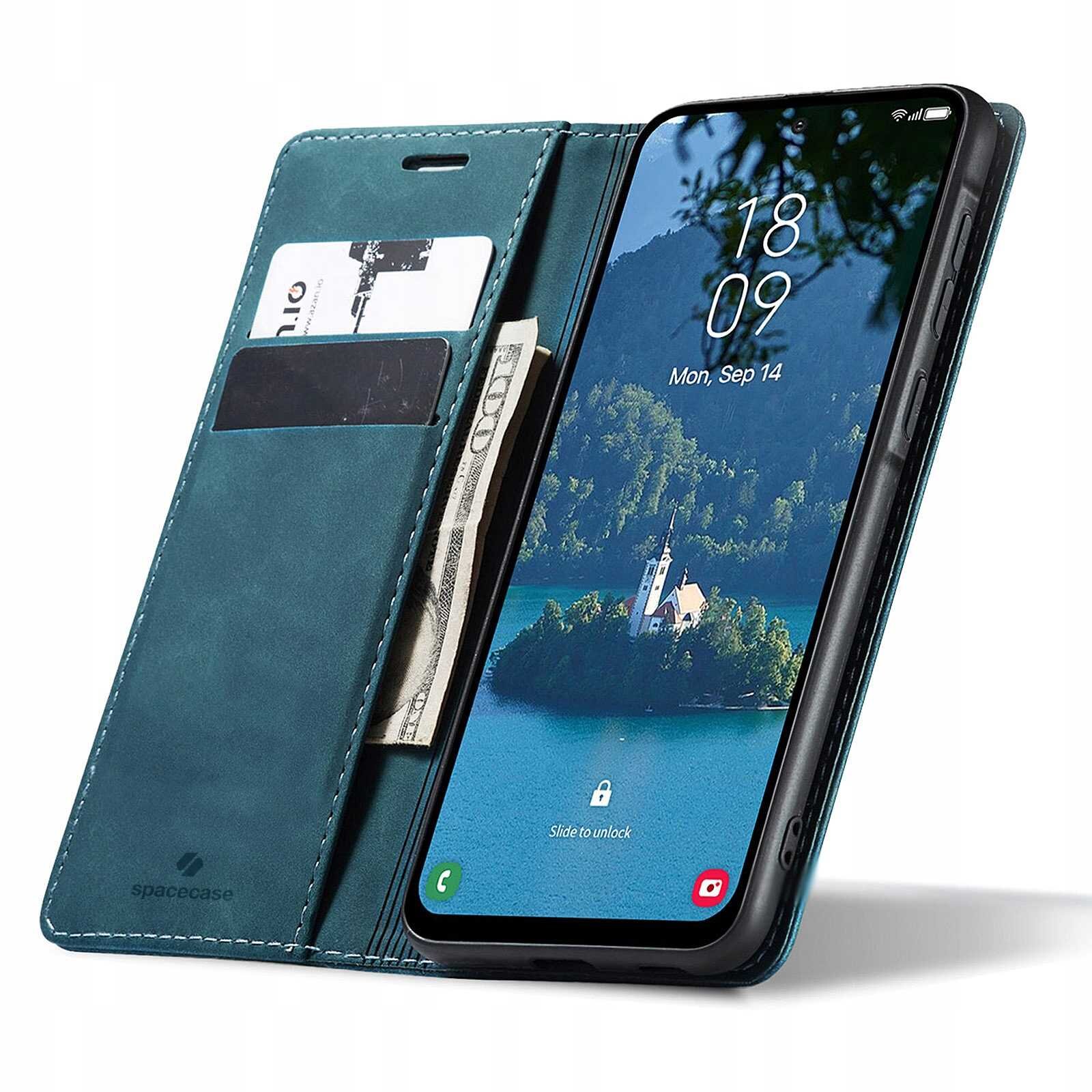 Etui z klapką w kolorze niebieskim, z miejscem na karty i banknoty, zawiera telefon z wyświetlaczem pokazującym godzinę 18:09 i datę Mon, Sep 14. Na etui widoczne jest logo \'spacecase\'.