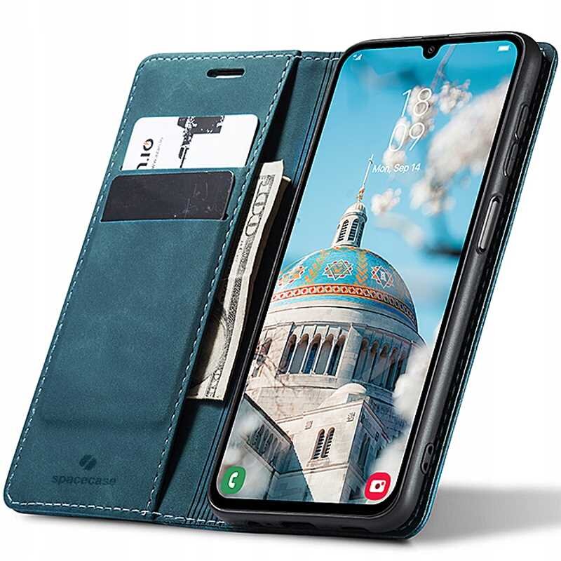 Etui z klapką w kolorze niebieskim, z miejscem na karty i banknoty, obok smartfona z wyświetlaczem pokazującym budynek z kopułą. Na etui widoczne jest logo \'spacecase\'.