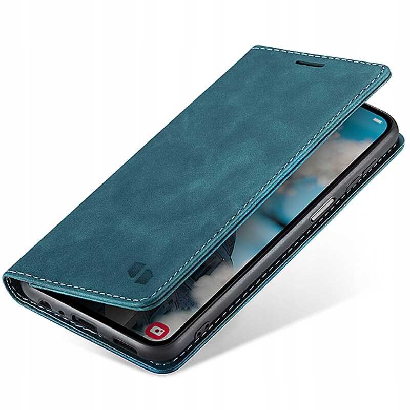 Niebieskie etui z klapką na telefon, z widocznymi przeszyciami na krawędziach. Wewnątrz znajduje się telefon z wyświetlaczem pokazującym fragment obrazu.