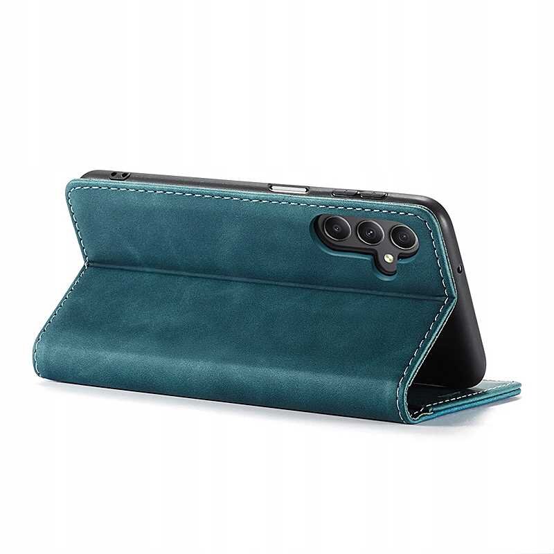 Niebieskie etui z klapką ustawione w pozycji stojącej, z widocznymi trzema otworami na aparat telefonu. Etui ma wyraźne przeszycia na krawędziach.