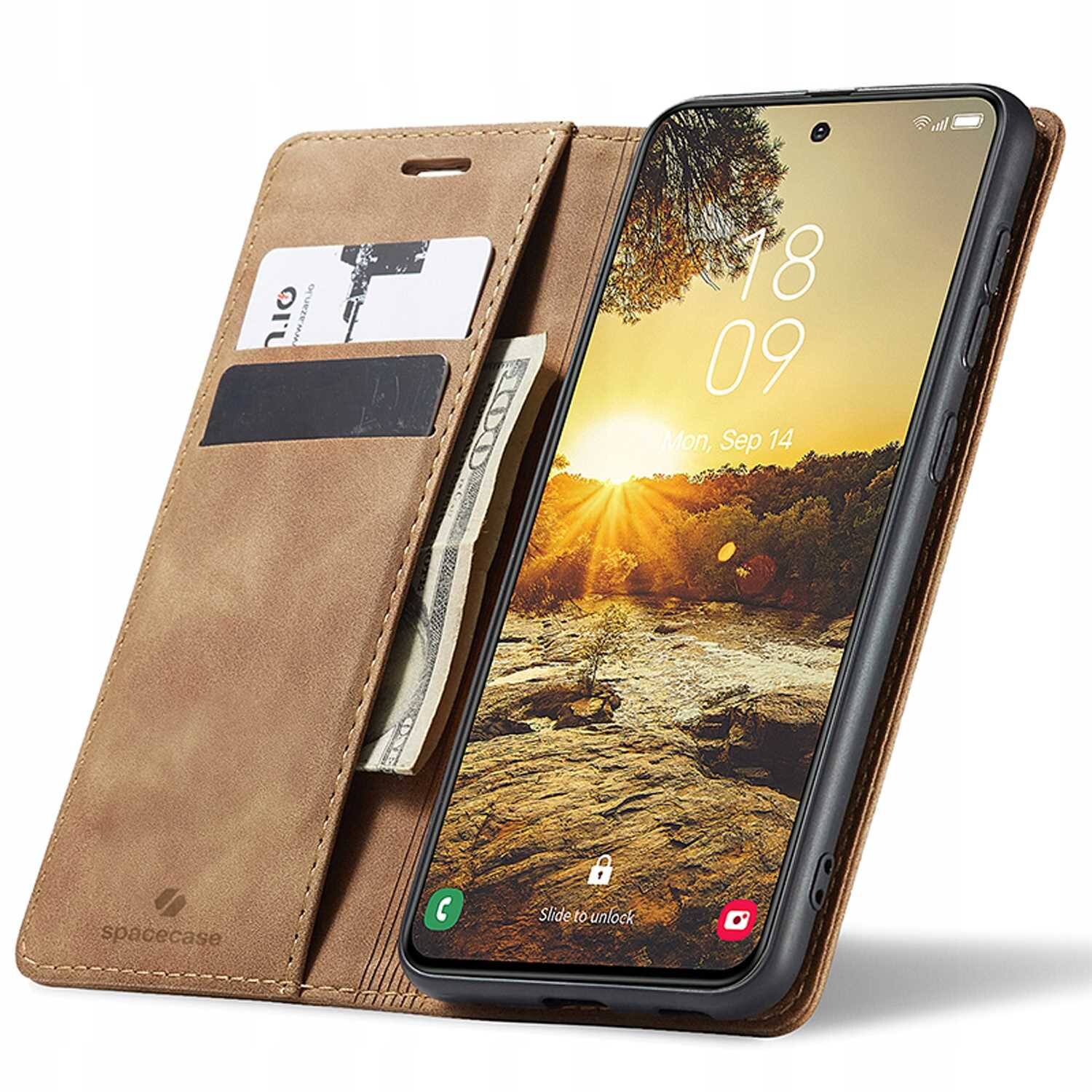 Brązowe etui z klapką na telefon, z miejscem na karty i banknoty, z widocznym logo \'spacecase\'. Telefon w etui wyświetla ekran blokady z datą \'Mon, Sep 14\' i godziną \'18:09\'.