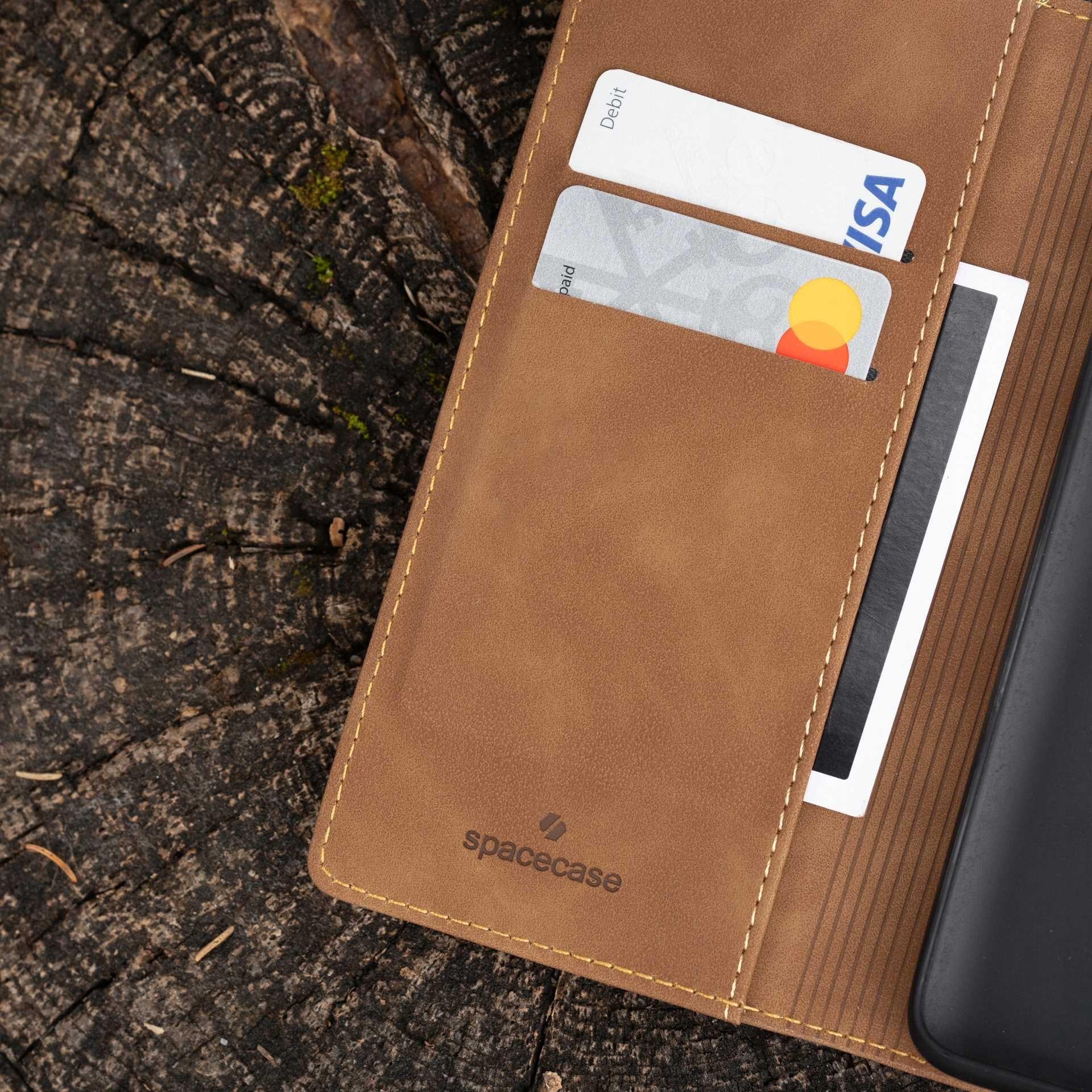Brązowe etui z klapką SPACECASE Wallet z widocznymi dwoma kartami płatniczymi w kieszonkach. Na etui znajduje się logo \'spacecase\'.