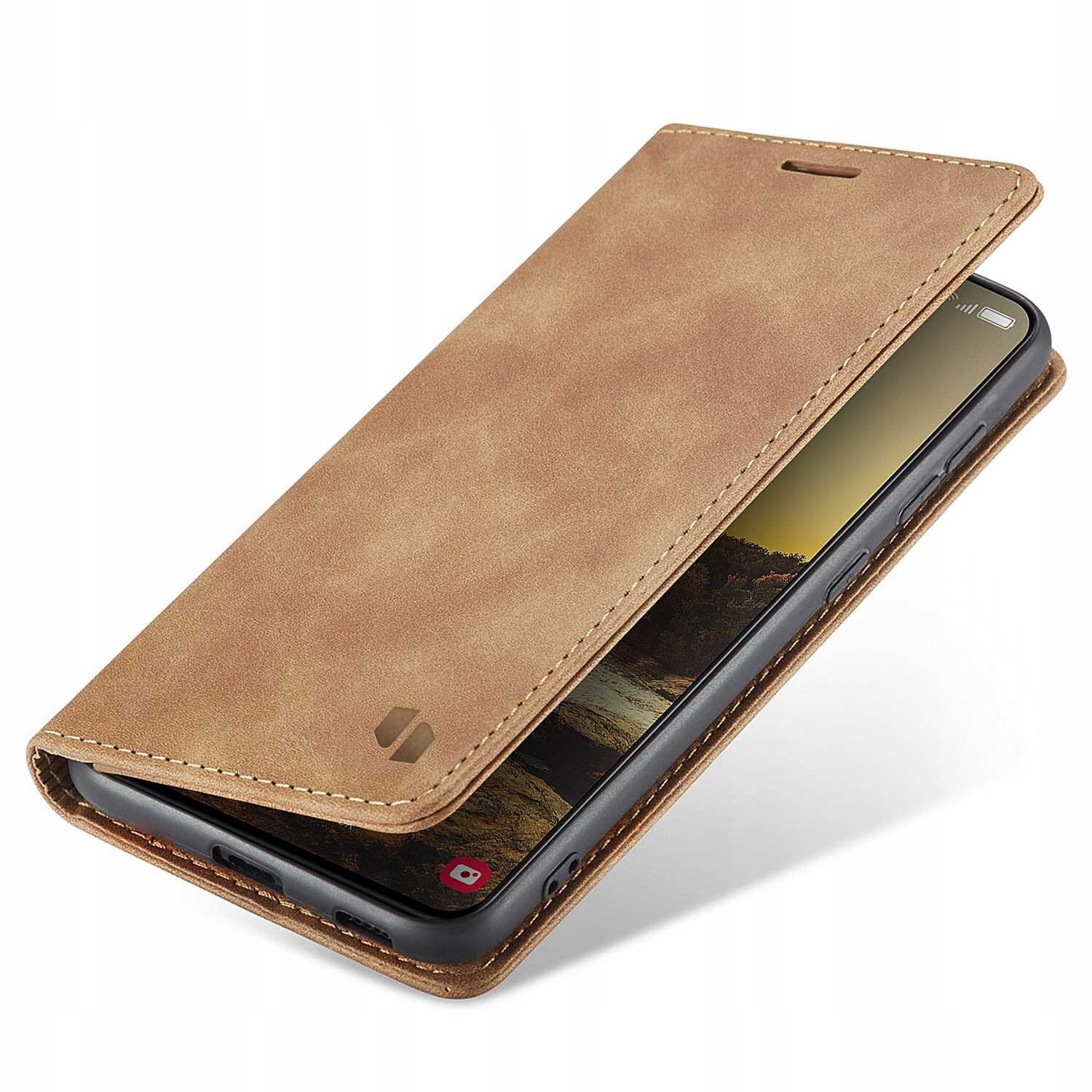 Brązowe etui z klapką na smartfon, z widocznym logo producenta. Etui jest otwarte, ukazując ekran telefonu z krajobrazem.