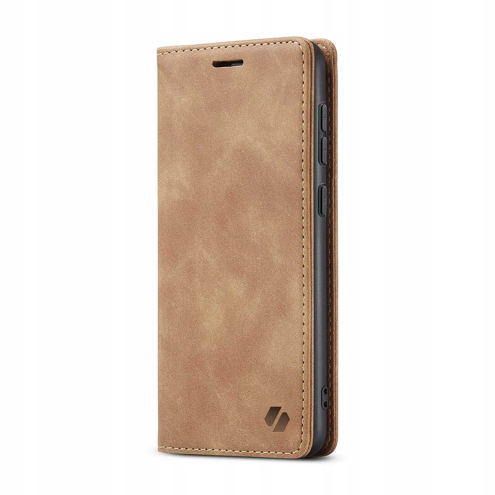 Brązowe etui z klapką wykonane z materiału przypominającego skórę, z widocznym logo producenta w dolnym rogu. Etui jest zamknięte, a po jego boku widoczne są przyciski telefonu.