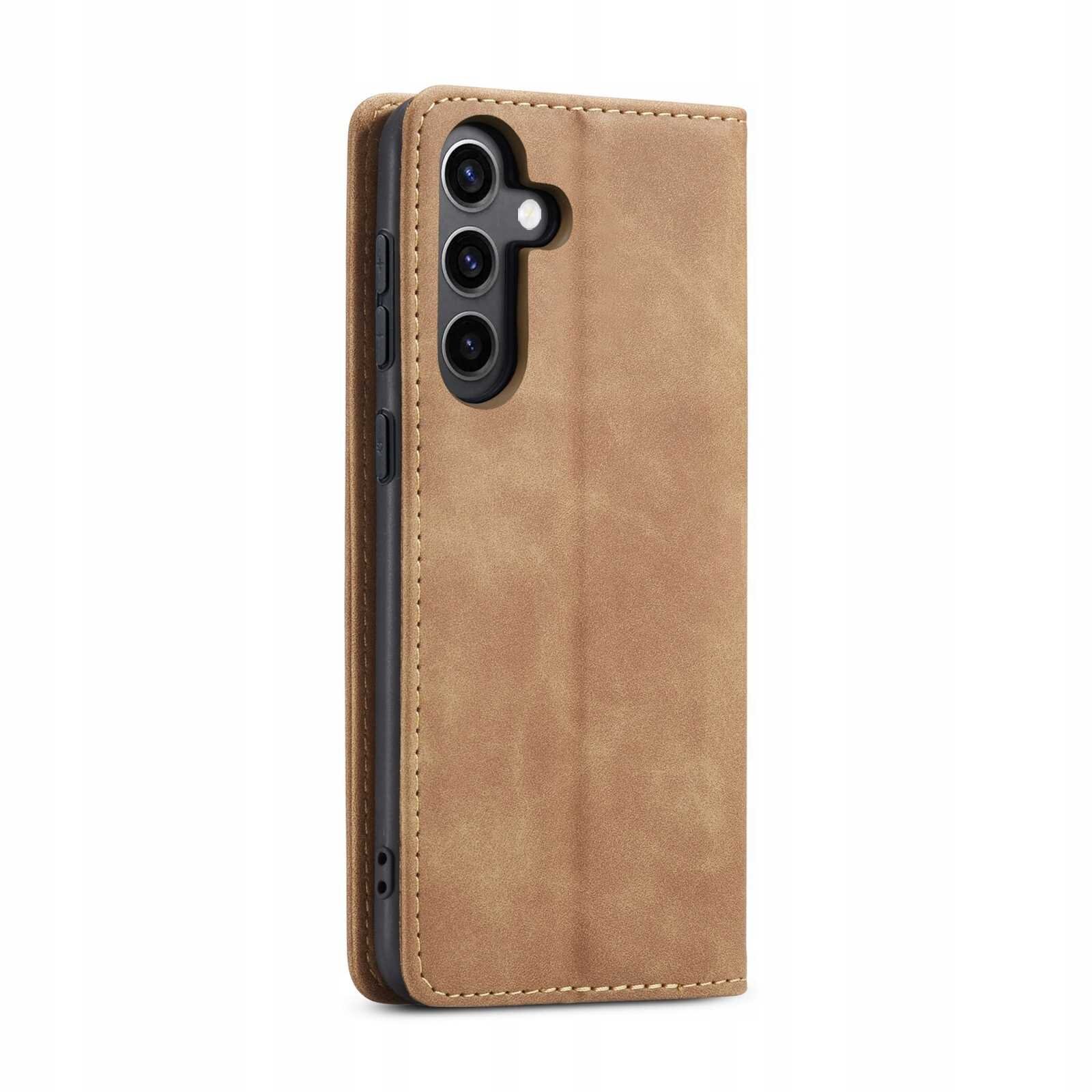 Brązowe etui z klapką na telefon z trzema widocznymi obiektywami aparatu. Etui ma gładką powierzchnię i widoczne przeszycia na krawędziach.