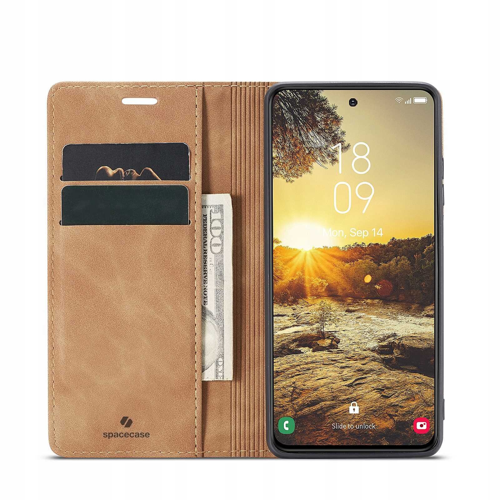 Brązowe etui z klapką SPACECASE Wallet do Galaxy S24 FE, z miejscem na karty i banknoty. Na ekranie telefonu widoczny jest krajobraz z zachodzącym słońcem oraz godzina 18:09, poniedziałek, 14 września.