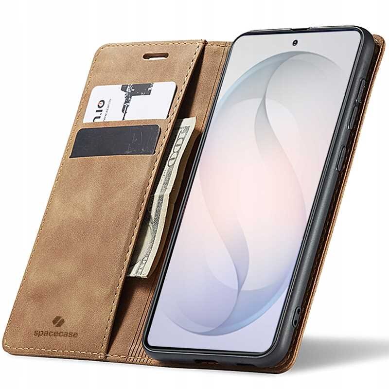 Brązowe etui z klapką SPACECASE Wallet do telefonu, z miejscem na karty i banknoty. Widoczny telefon z wyświetlaczem oraz logo \'spacecase\' na etui.